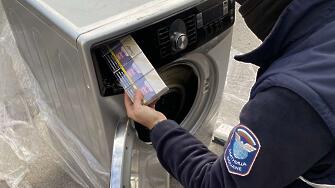 Над 100 000 къса цигари укрити в перални машини са