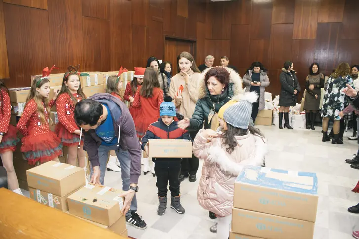 120 деца в неравностойно положение от община Мездра получиха подаръци за Коледа