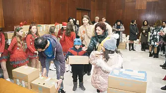 120 деца в неравностойно положение от община Мездра получиха подаръци за Коледа