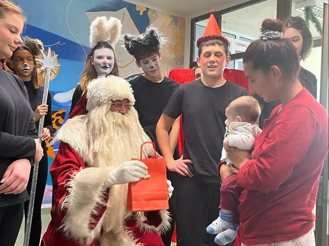 Дядо Коледа с дарове за децата в УМБАЛ „Свети Георги“