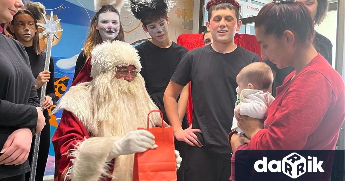 Дядо Коледа посети децата от УМБАЛ Свети Георги“в Пловдив. Малките
