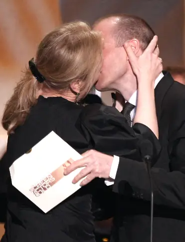 Ралф Файнс връчва на Мерил Стрийп наградата за главна актьорска роля за „Съмнение“ по време на 15-ите годишни награди на Гилдията на актьорите, проведени в Shrine Auditorium  2009 г. в Лос Анджелис, Калифорния.