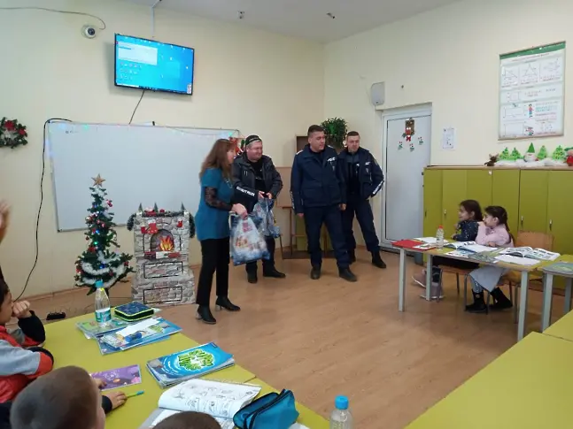 Полицаи зарадваха с подаръци деца от село Добротица