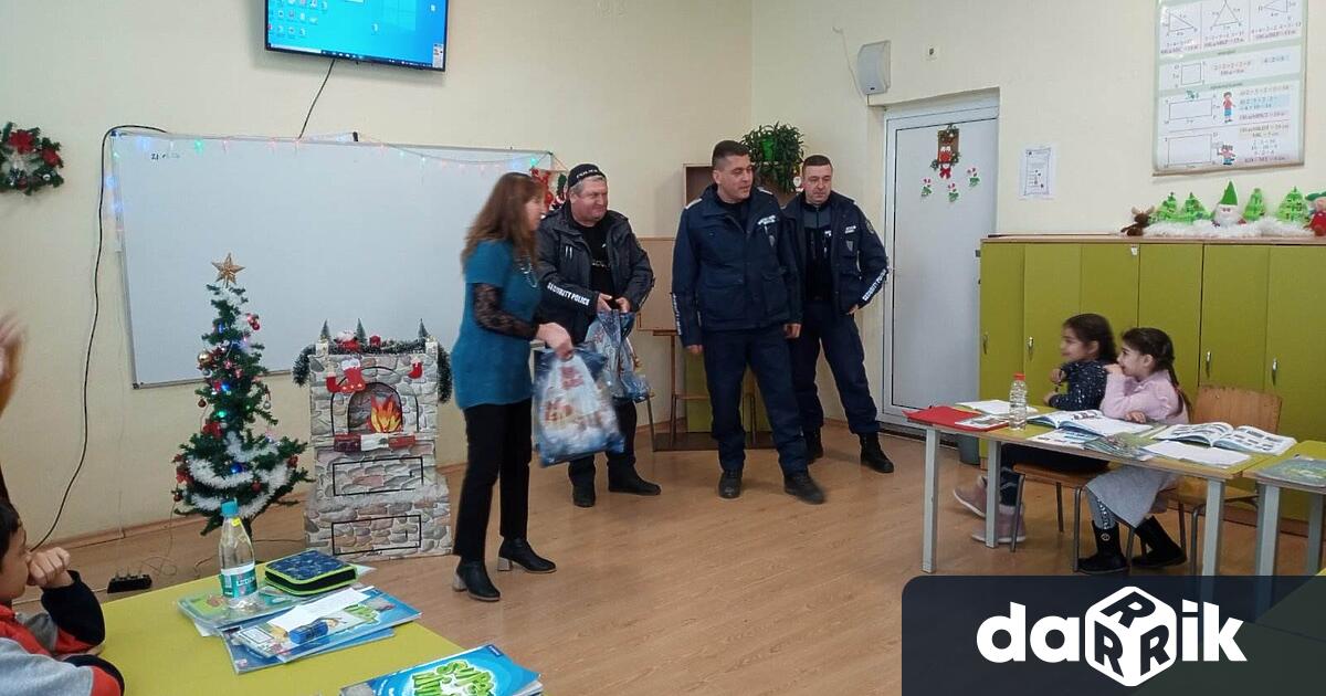 Коледни подаръци от полицията получиха днес 40 деца от ОУ