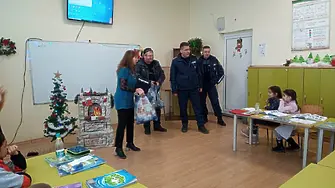 Полицаи зарадваха с подаръци деца от село Добротица