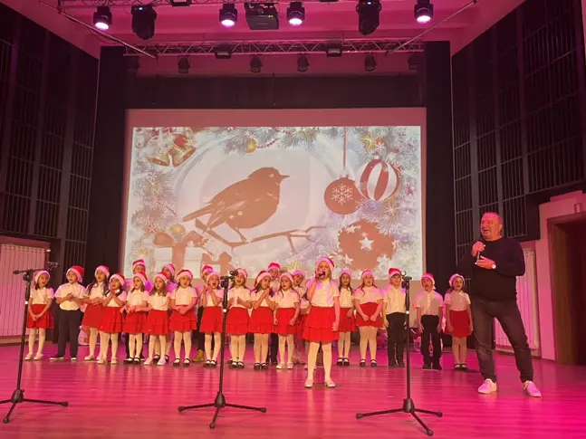 Деца и ученици от Враца представиха  стихове и песни за Коледа 