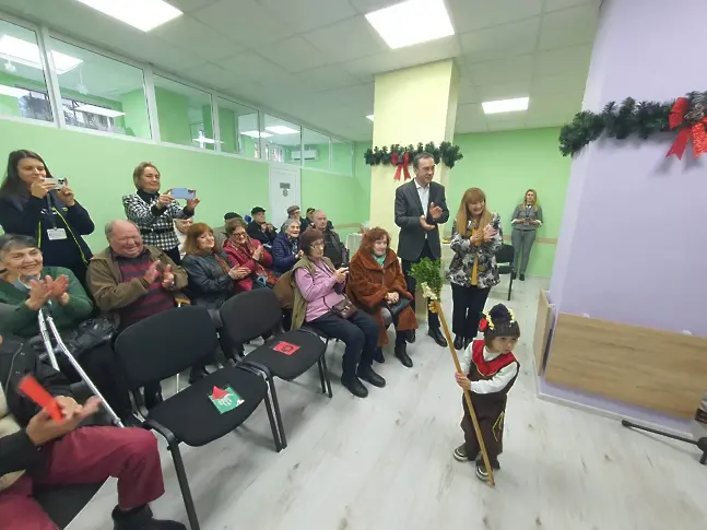 Тържество и подаръци за възрастни хора в Бургас