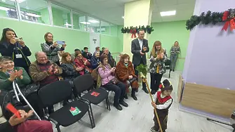 Тържество и подаръци за възрастни хора в Бургас