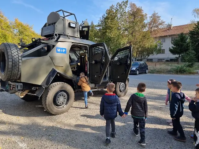 С танк Т-72 пристигат Дядо Коледа и Снежанка в Центъра за подготовка на специалисти