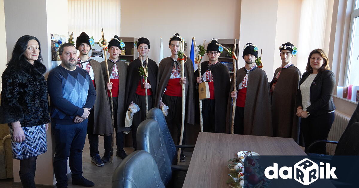 Коледари посетиха днес Областна администрация Габрово и наричаха за