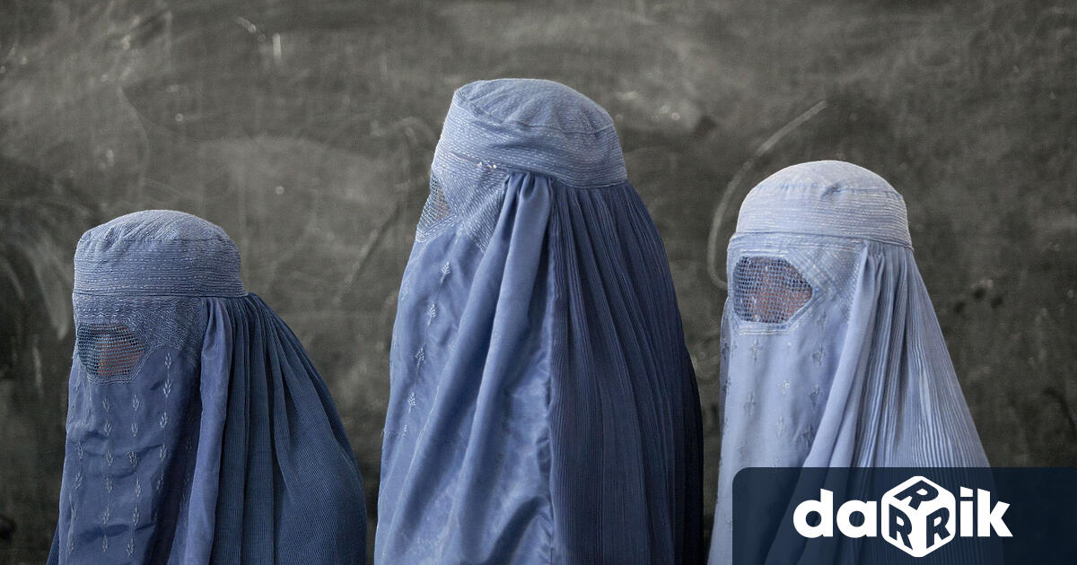 Талибаните забраниха на жените да посещават университети в Афганистан, предизвиквайки