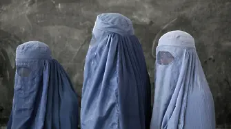 „Те унищожиха бъдещето ми“: Талибаните забраниха на жените да посещават университети