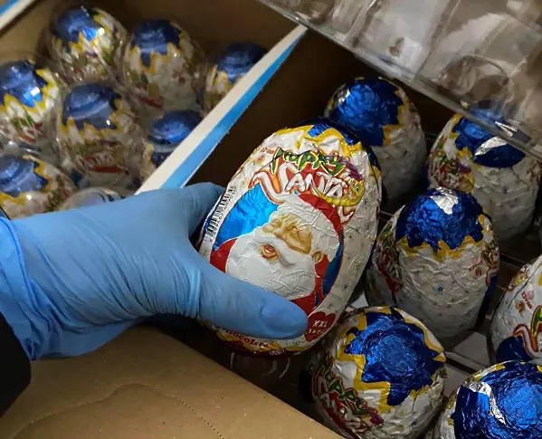 Разкриха склад със заводски количества шоколад с изтекъл срок на годност
