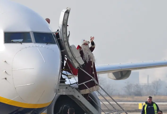 Дядо Коледа пристига на летище Пловдив с аероплан