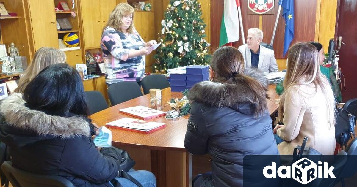 Традиционните коледни дарове за децата на Дупница поднесе днес кметът