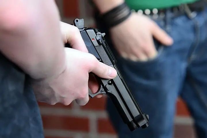 Заловиха тийнейджър, извършил въоръжен грабеж с пистолет