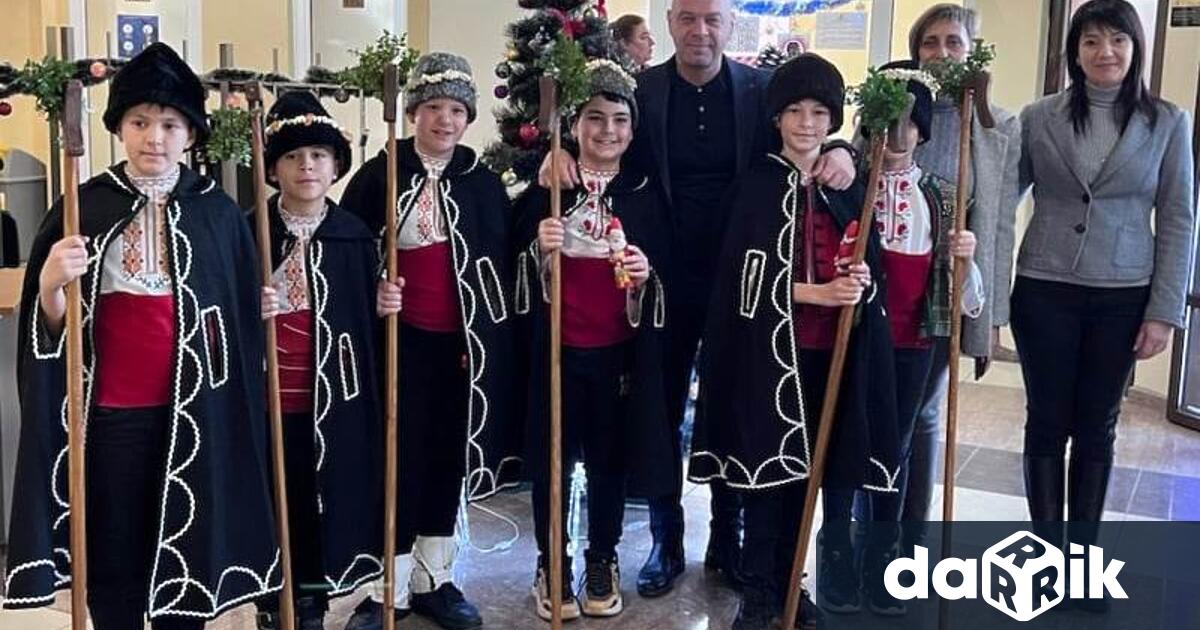 Коледен концерт в кметството на Тракия изнесоха деца от 4 ти