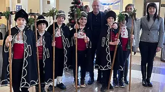Деца от СУ „Свети Седмочисленици” с коледен концерт в кметството в „Тракия”