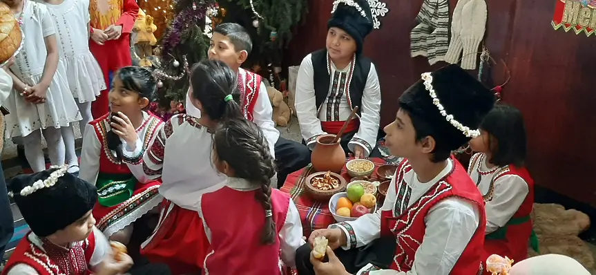 Коледа за всяко дете достигна и до децата от училището във Върбица