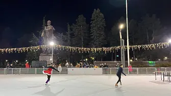 Представиха открит урок по фигурно пързаляне на ледената пързалка във Враца