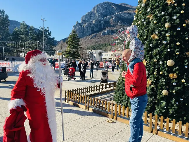 Във Враца празнуват на площада Денят на бащата