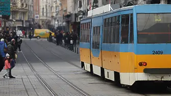 Трамвай аварира на пл. „Славейков“ заради неправилно пресичащ пешеходец 
