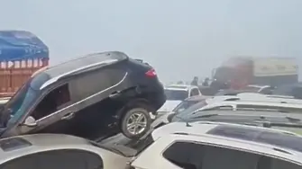 Верижна катастрофа с над 200 автомобила в Китай (видео)