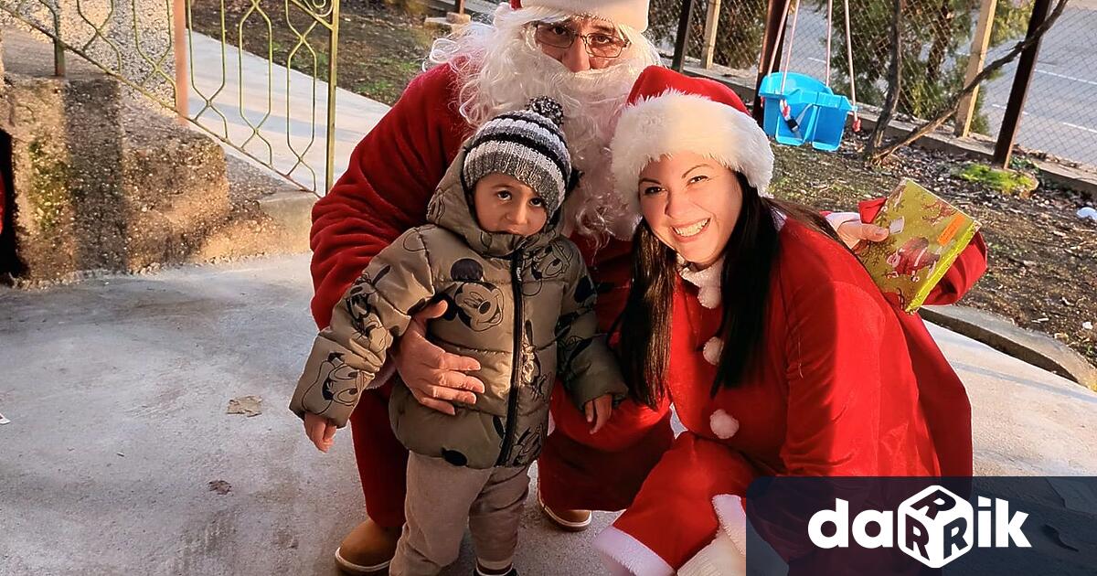 Дядо Коледа и Снежанка зарадваха децата в с Новград Добрият