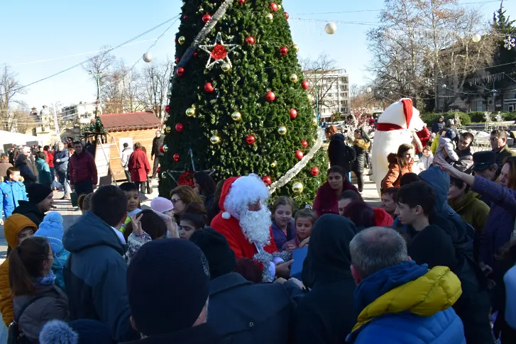 Дядо Коледа раздава подаръци на децата  на площад „Бдинци“
