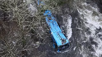 7 загинали при падане на автобус в река в Испания (видео и снимки)