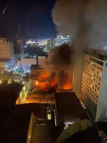 Ужасяващи сцени и 19 загинали: Хора скачат от горяща сграда, спасявайки се от пожар в казино (видео и снимки)