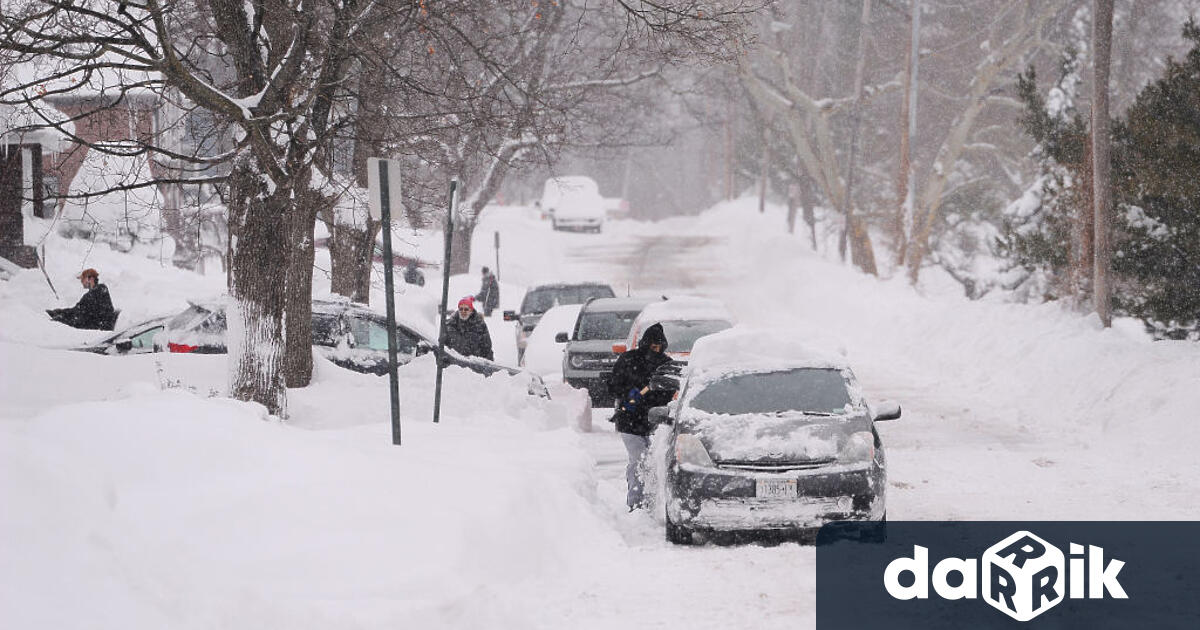 Най малко 63 са жертвите на снежната буря връхлетяла територията на
