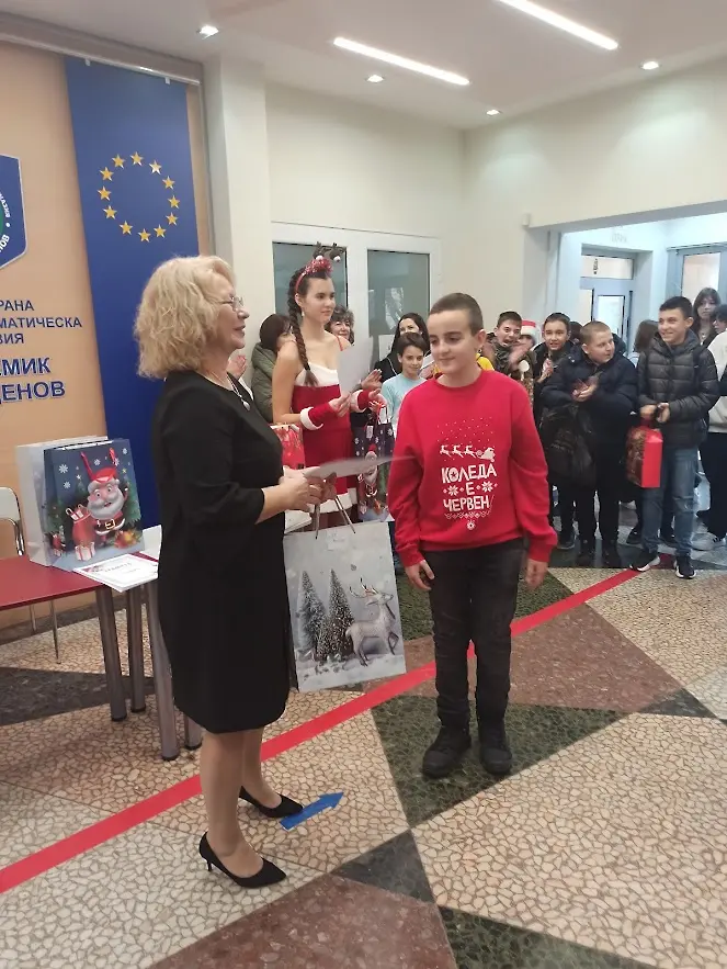 Математическата гимназия във Враца награди най-добрите в конкурс за Коледна украса