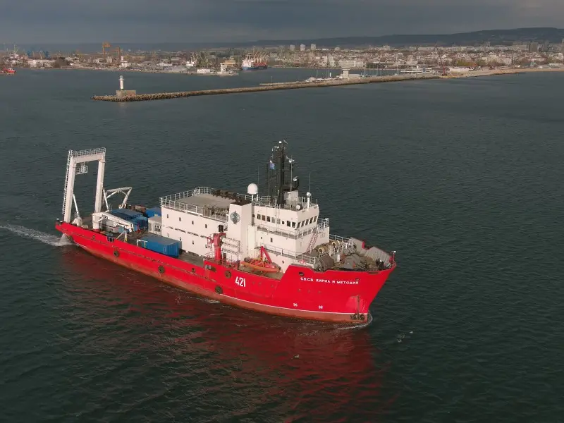 Български научноизследователски кораб отплава към Антарктида (СНИМКИ)