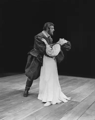 Антъни Хопкинс като Джон Франкфорд и Джоан Плоурайт като Ан в репетиция за пиесата „Жена, убита с доброта“ в Old Vic в Лондон, 1971 г.