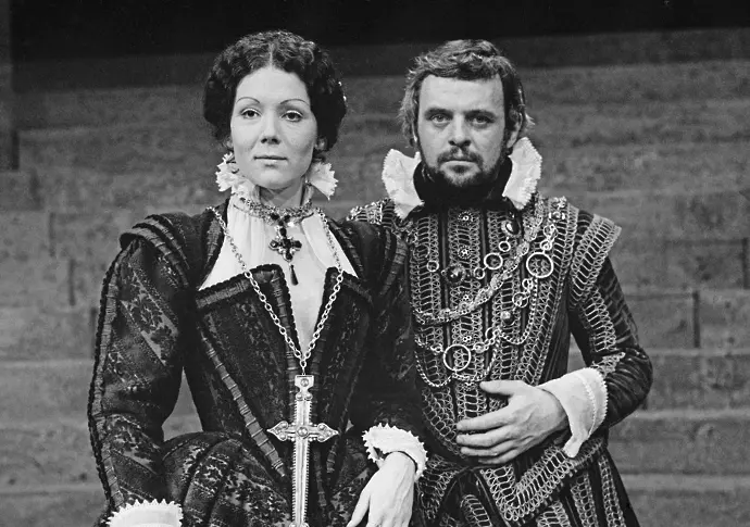 Антъни Хопкинс и Даяна Риг (1938 - 2020) като Макбет и лейди Макбет в постановка на Националния театър на "Макбет" на Шекспир в Old Vic в Лондон, Обединеното кралство, 1972 г.