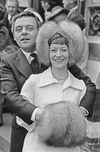 Антъни Хопкинс се жени за Дженифър Линтън в методистката църква на Барнс в Лондон, Великобритания, 1973 г.