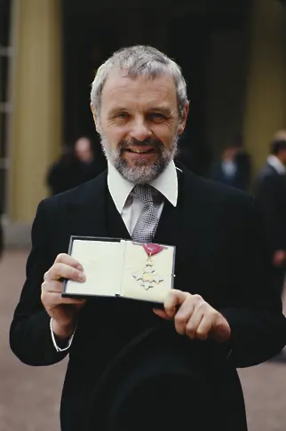 Сър Антъни Хопкинс получава CBE (орден на командир в Британската империя) в Бъкингамския дворец в Лондон, 3 ноември 1987 г.