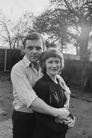 Антъни Хопкинс с годеницата си Дженифър Линтън, Великобритания, 1972 г.