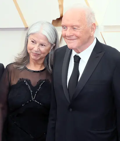 Сър Антъни Хопкинс и съпругата му Стела Арояве на 94-те годишни награди на Академията в Холивуд, 2022 г. в Холивуд, Калифорния.