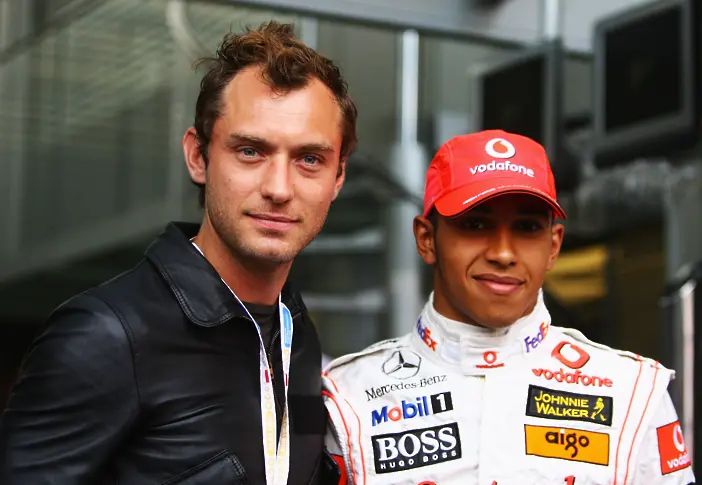 Луис Хамилтън и Джъд Лоу се срещат в падока преди Голямата награда на Монако на Формула 1 на пистата Монте Карло, 2007 г. в Монте Карло, Монако.