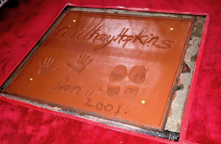 Отпечатъци от ръцете и краката на актьора Антъни Хопкинс са маркирани с цимент след церемония в негова чест в известния китайски театър "Ман" на 11 януари 2001 г. в Холивуд, Калифорния.