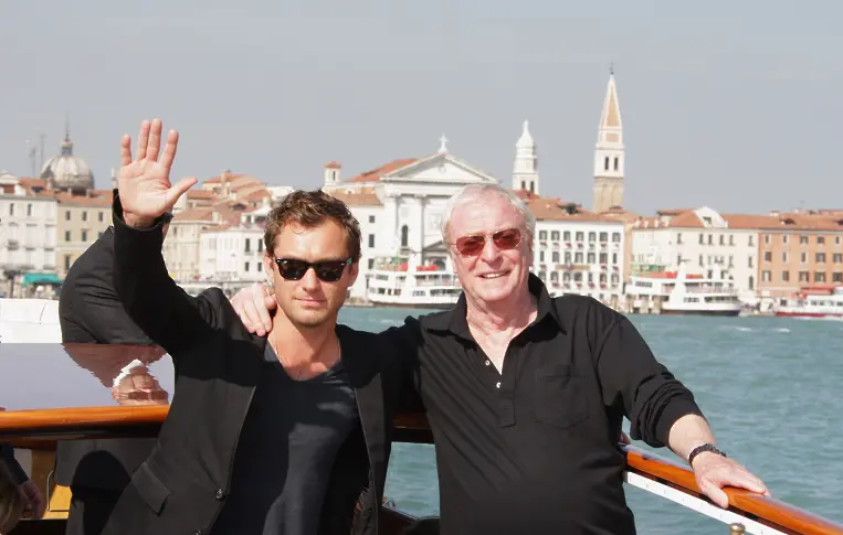 Джъд Лоу и Майкъл Кейн  във Венеция по време на ден 4 от 64-ия Венециански филмов фестивал, 2007 г. във Венеция, Италия.