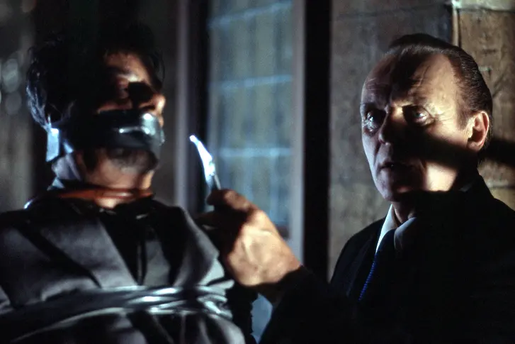 Антъни Хопкинс и Джанкарло Джанини играят в сцена от трилъра „Hannibal“.
