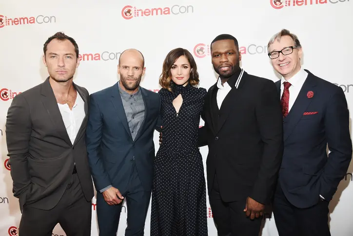 (отляво надясно) Джъд Лоу, Джейсън Стейтъм, Роуз Бърн, Къртис "50 Cent" Джаксън III и режисьорът Пол Фейг по време на CinemaCon, 2015 г. в Лас Вегас, Невада.