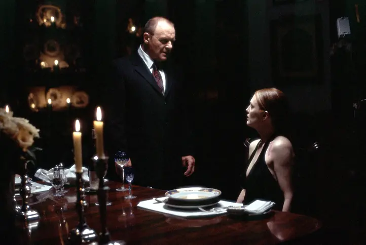 Антъни Хопкинс в ролята на д-р Ханибал Лектър и Джулиан Мур в ролята на агент от ФБР Кларис Стърлинг в трилъра „Hannibal“.