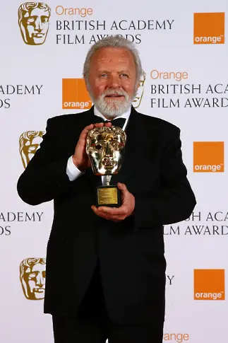 Сър Антъни Хопкинс позира с наградата за стипендия на Академията в залата за награди на филмовите награди на Британската академия в Кралската опера на 10 февруари 2008 г. в Лондон, Англия. 