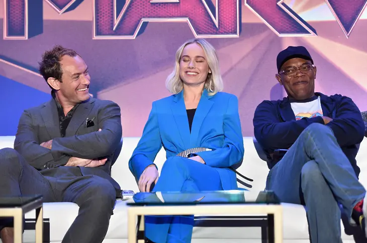 Джъд Лоу, Бри Ларсън и Самюел Л. Джаксън говорят на сцената по време на глобалната пресконференция „Капитан Марвел“, 2019 г. в Бевърли Хилс, Калифорния.
