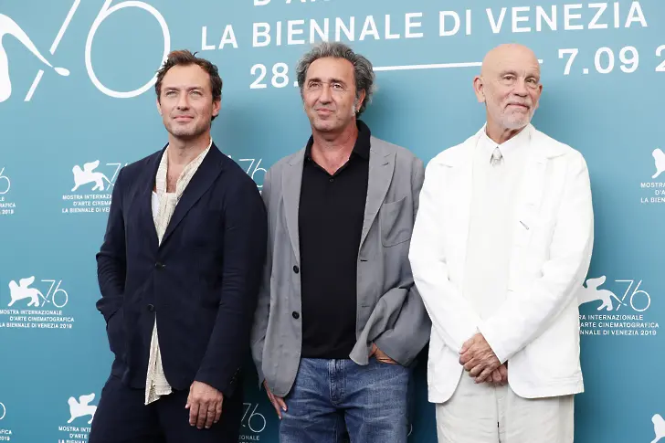 Джъд Лоу, Паоло Сорентино и Джон Малкович на фотосесия за "Новият папа" по време на 76-ия филмов фестивал във Венеция в Сала Гранде, 2019 г. във Венеция, Италия.