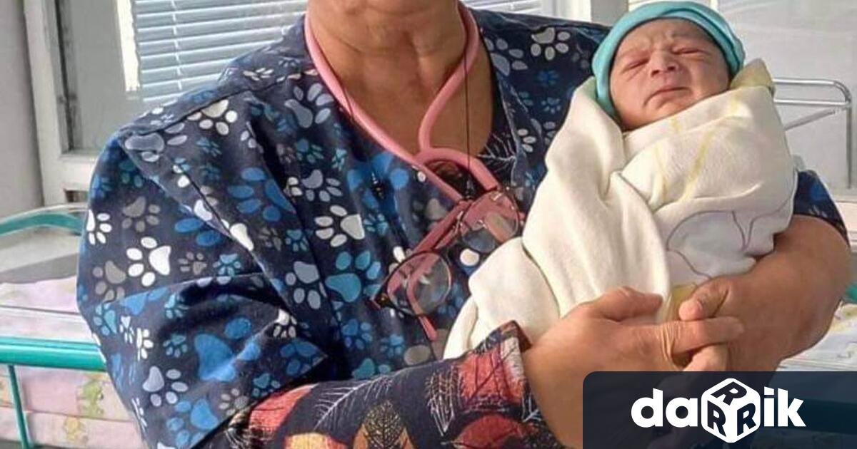 Днес в 12 55 часа проплака първото бебе на новата 2023
